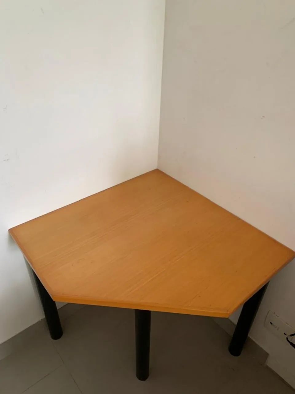 MESA TAMPO AGLOMERADO E PÉS DE AÇO