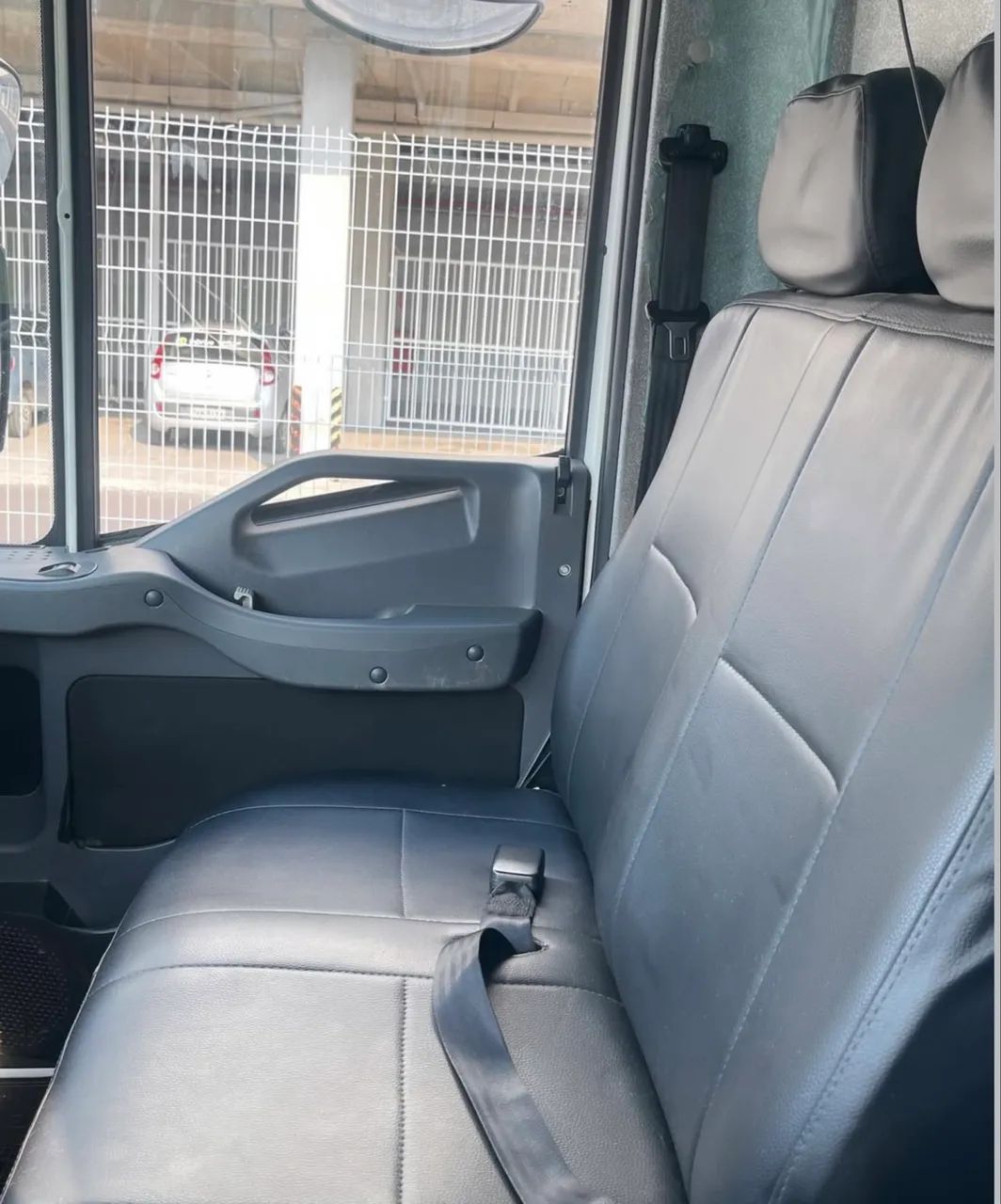 IVECO  240e28  Baú  - Foto 7