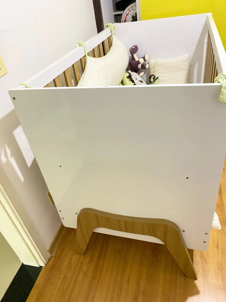 Berço bege / branco unissex. Acompanha mosquiteiro e colchão. - Foto 4