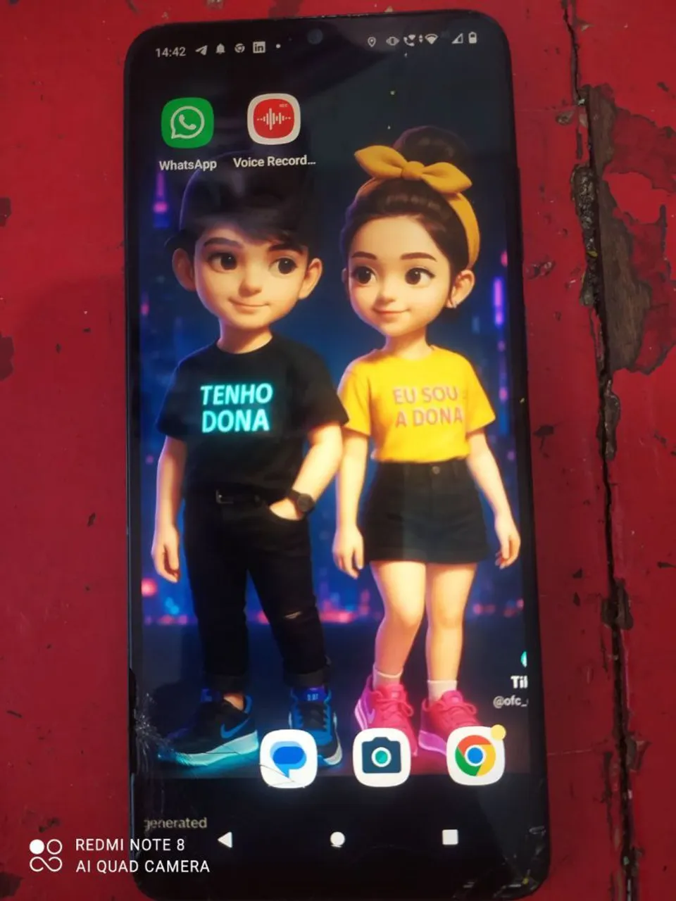 Está tudo em perfeito estado,obs câmera está embasado e trinque nós quanto celular.