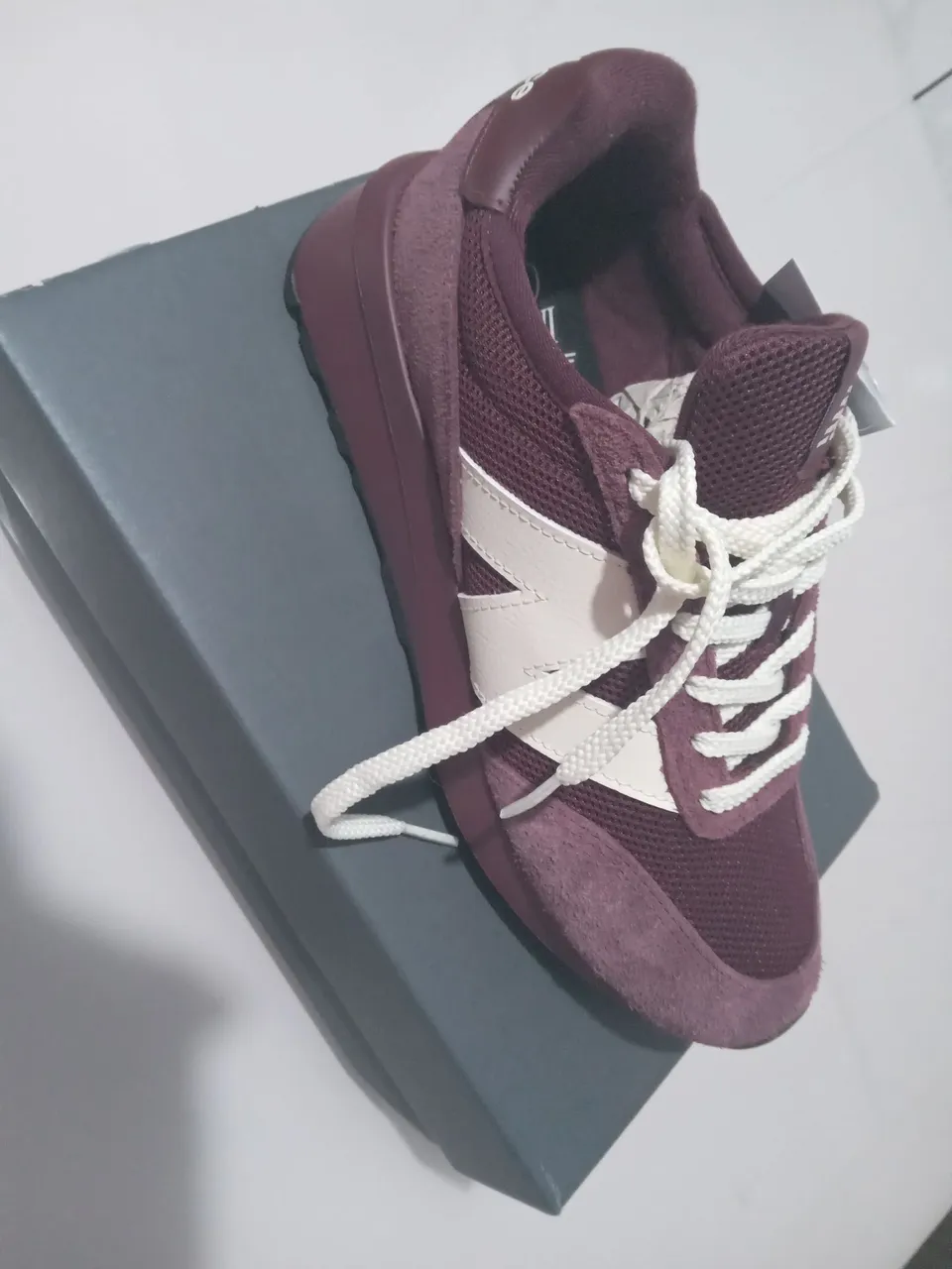 Tênis New Balance 370 V1 Roxo com Detalhes Bege