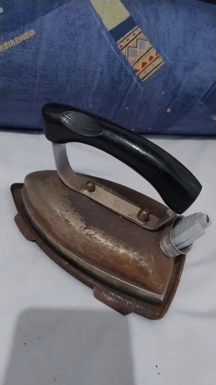 Ferro elétrico antigo com base