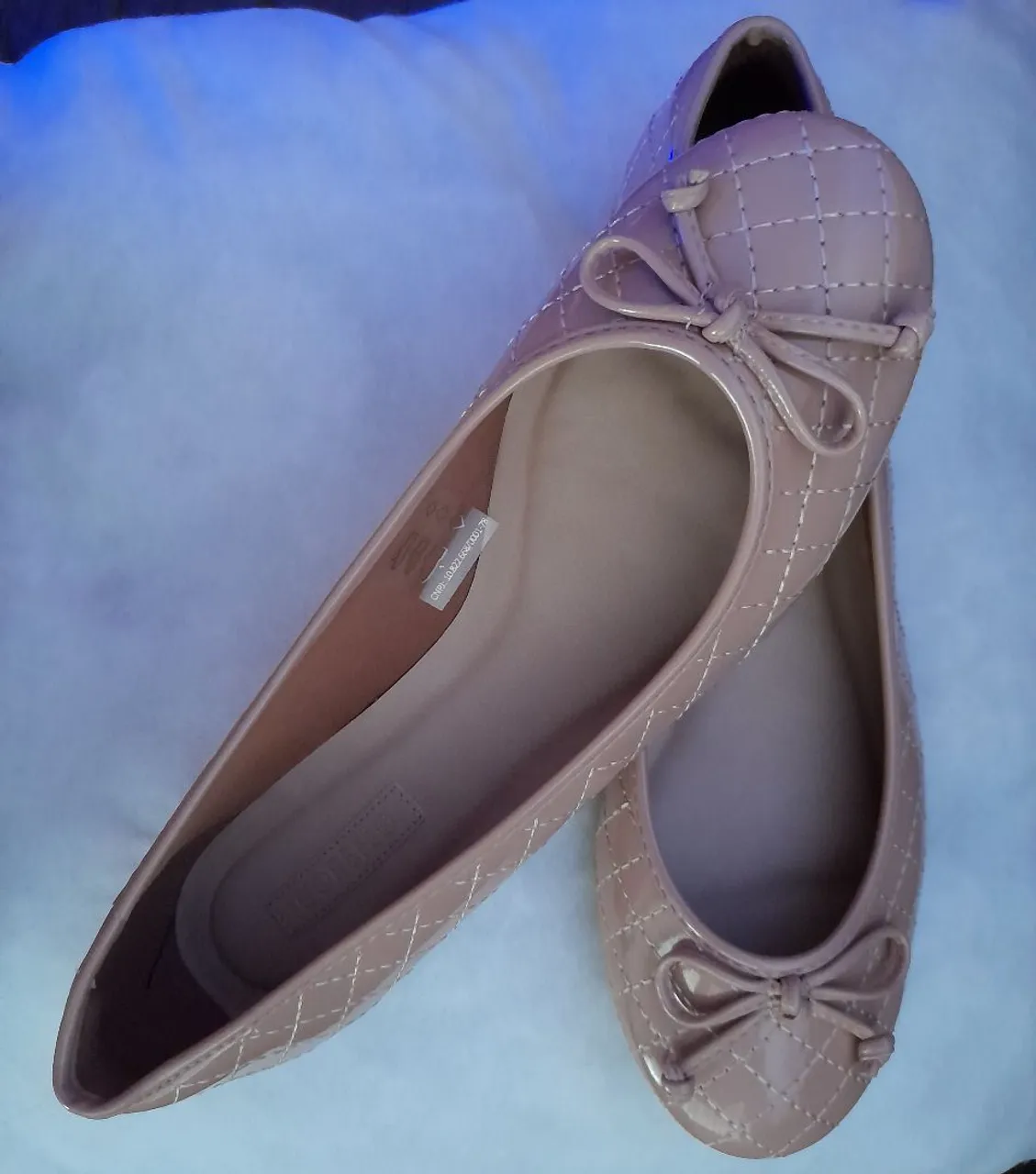 Sapatilha feminina nude com detalhes