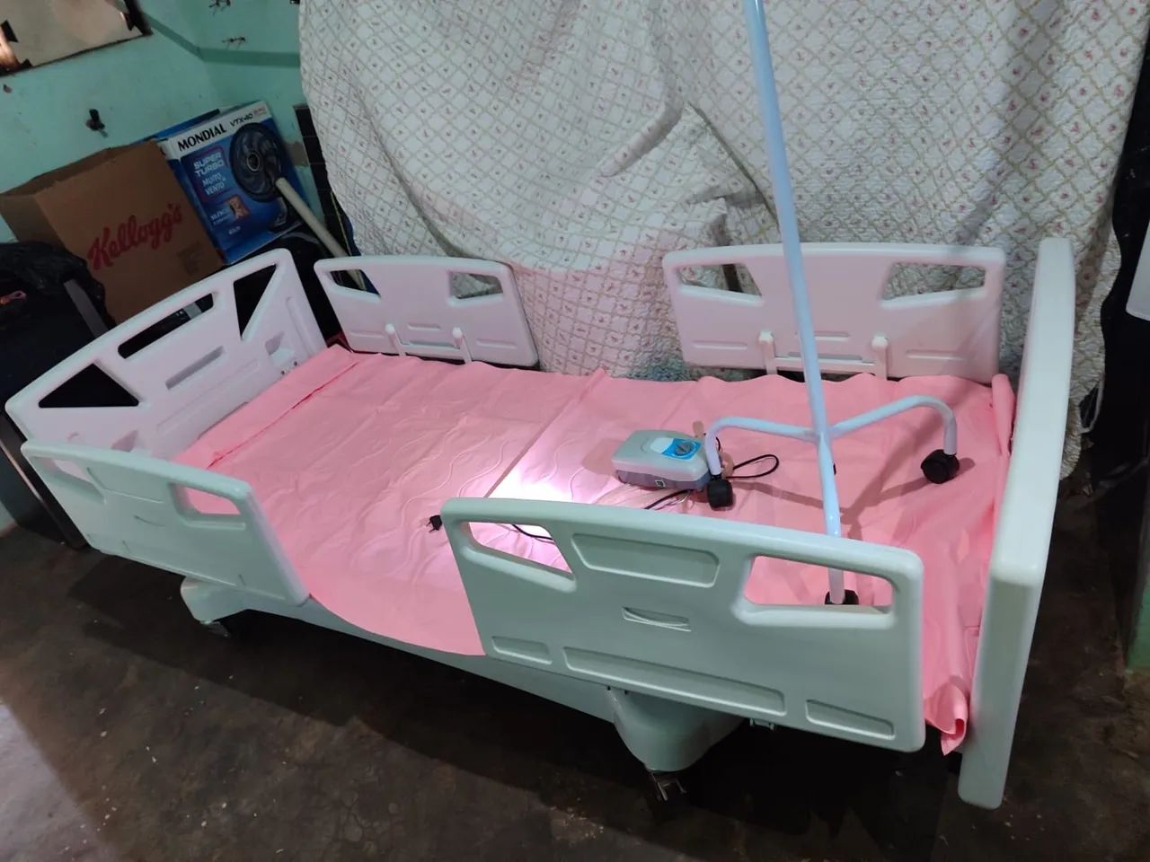 Cama hospitalar + colchão pneumático anti-escaras + suporte de soro  - Foto 3