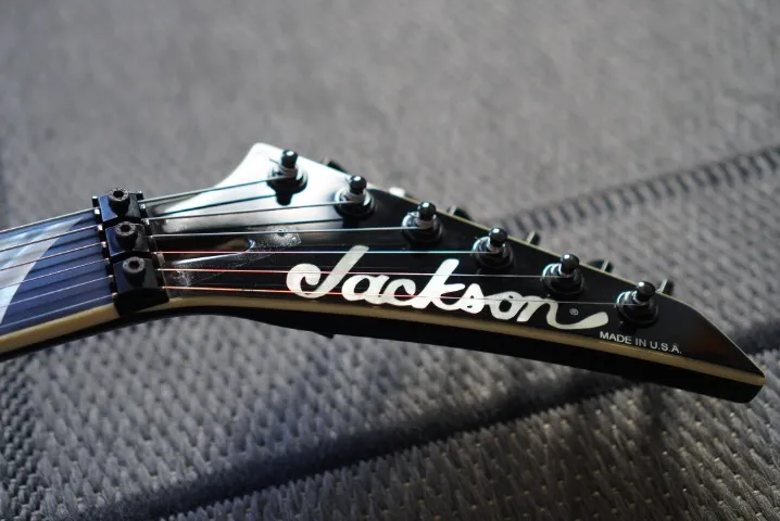 guitarra jackson emg