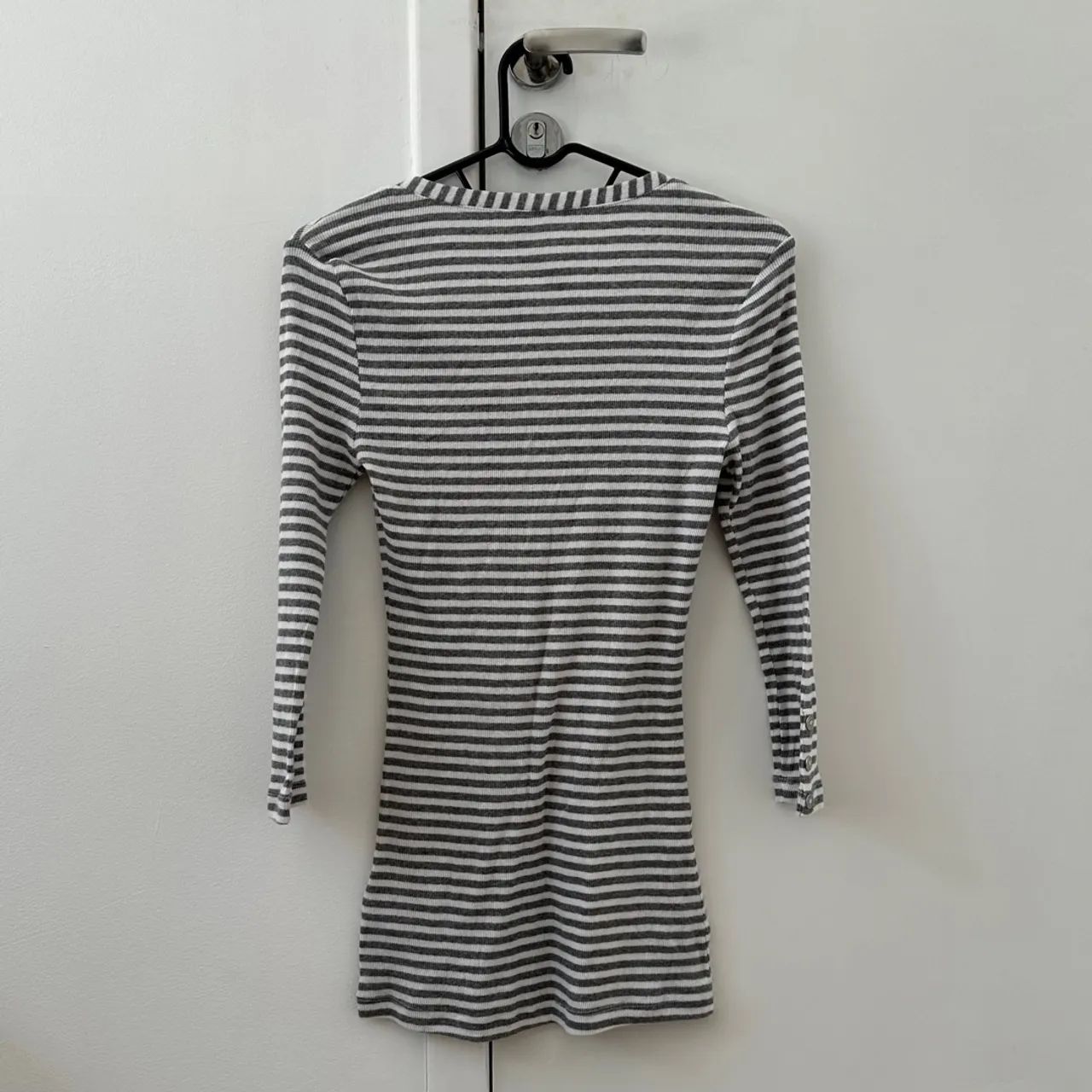 Blusa Listrada de Manga Guess Original - Foto 2