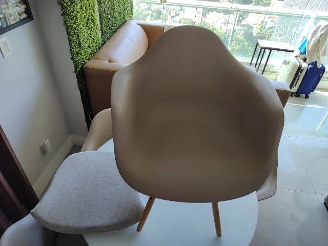 Conjunto de 01 Mesa Cone Laqueada + Vidro na Tampa  (Comprado Lar Shopping) e 04 cadeiras  - Foto 4
