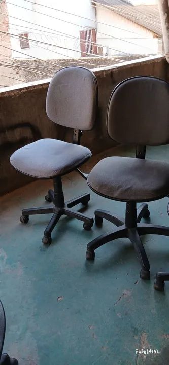 Cadeiras de escritório sem braço Giratórias com rodinhas,$130 cada uma - Foto 5