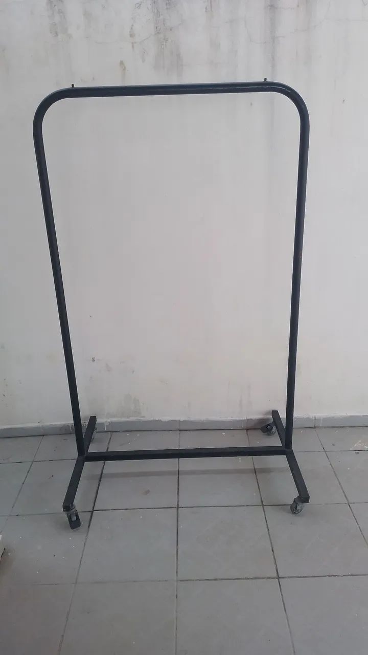 Arara de roupas de ferro