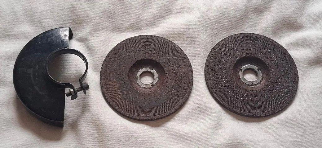 Flange de 4 polegadas para esmerilhadeira/lixadeira e 2 discos de corte novos.  - Foto 2