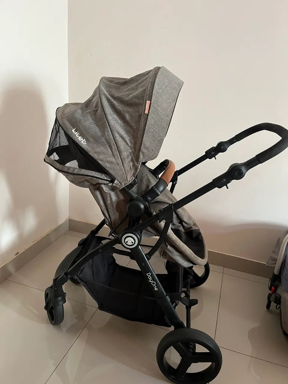 Carrinho de bebê com bebê conforto  - Foto 2