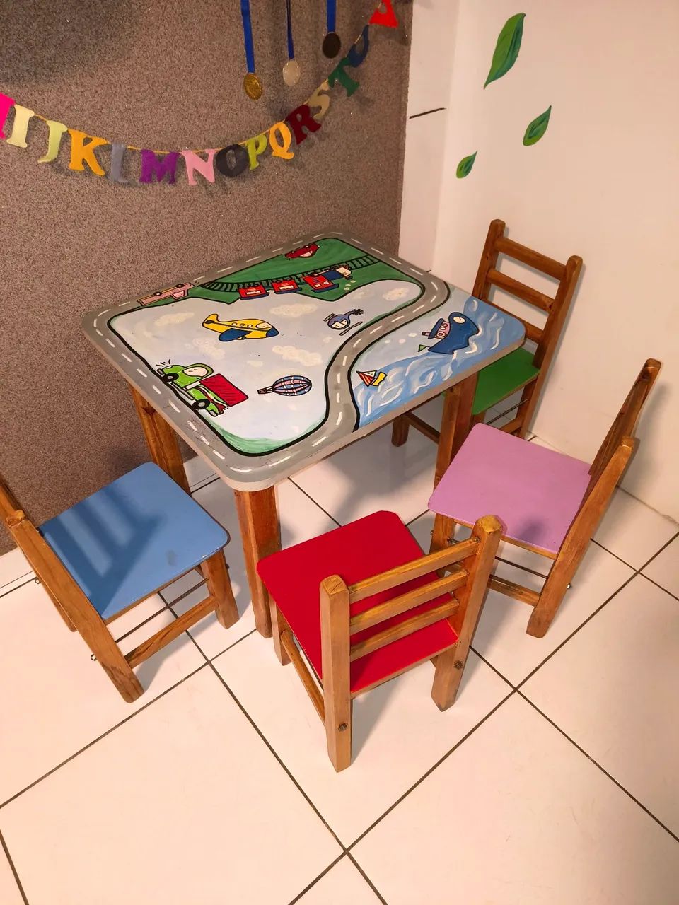 Mesa infantil decorada com 4 cadeiras 