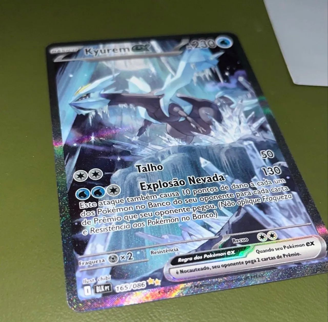 Carta pokemon KYUREM EX (165/086) acompanha sleeve e toploader - Foto 2
