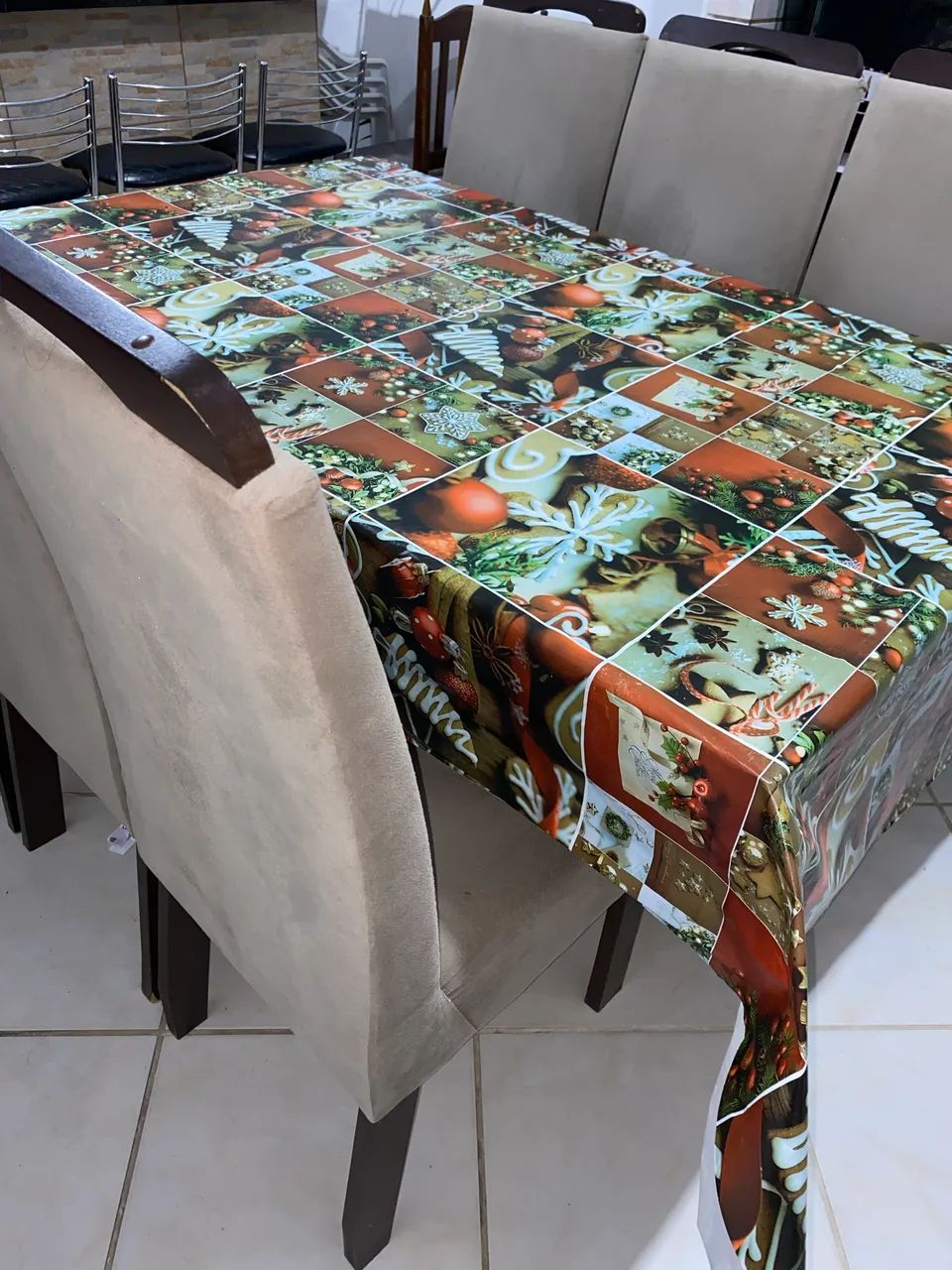 Mesa com 6 Cadeiras Estofadas 