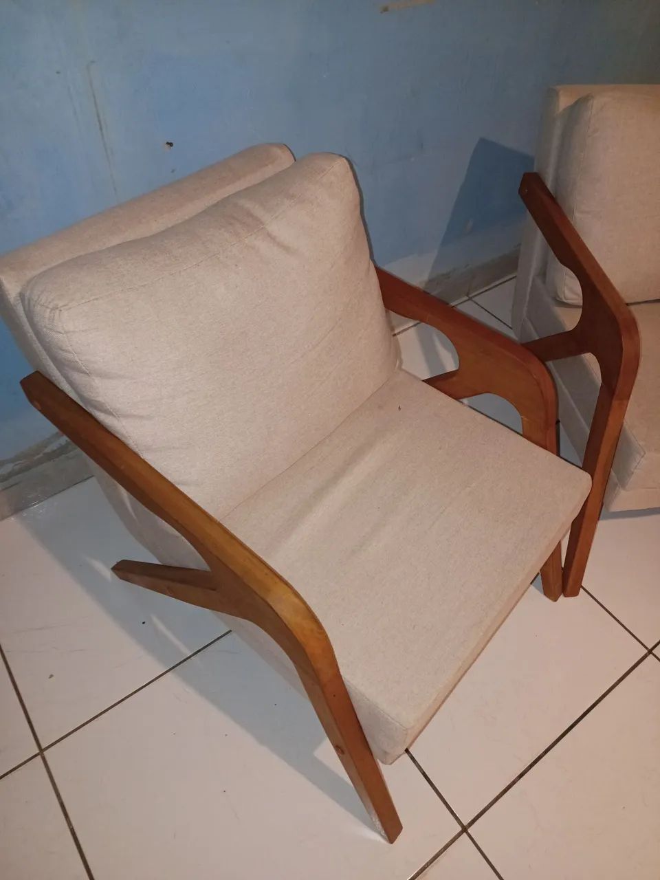 2 poltronas decorativas madeira maciça luxo linho bege - Foto 2