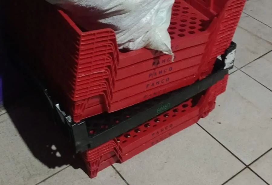 bandejas plásticas pretas empilháveis para pães, da marca Bimbo, - Foto 2