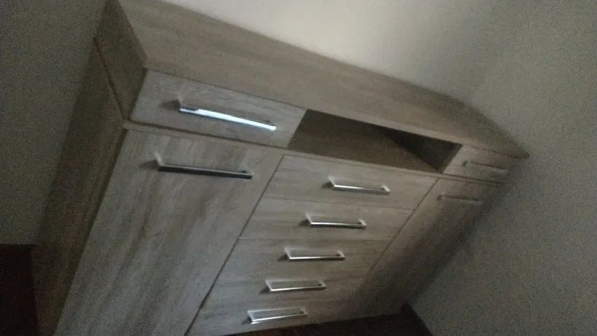vende-se roupeiro, comoda e mesa de jantar com 4 cadeiras de madeira - Foto 2
