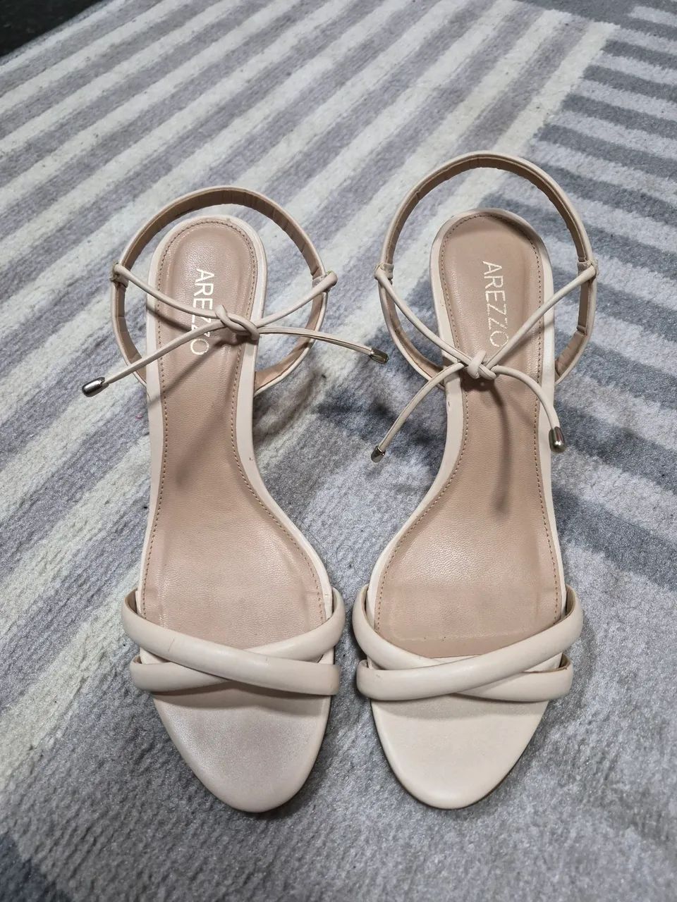 Vendo Sandália Arezzo 