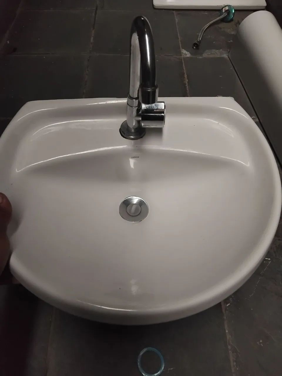 lavatório de banheiro completo e tanque de louça