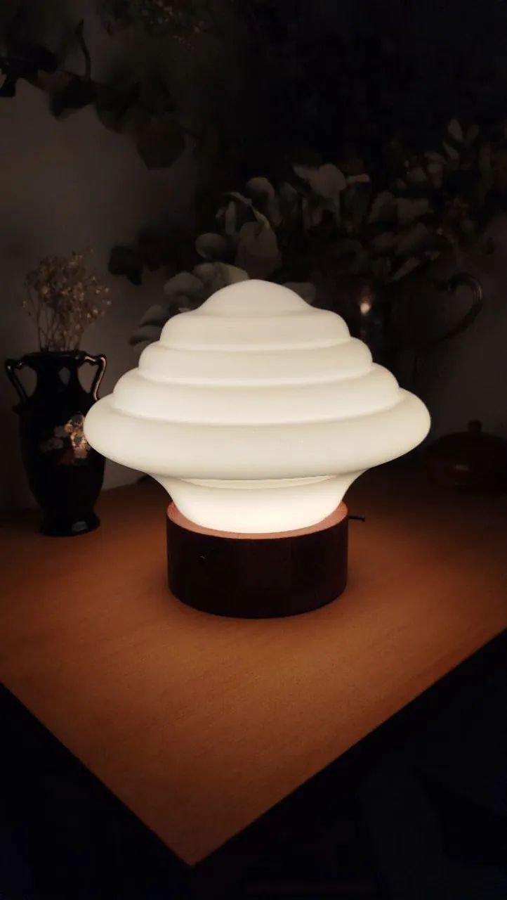 Luminária com rara cúpula de opalina branca e base de madeira torneada, segmentada