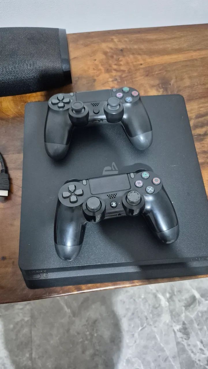 PS4 slim 500GB, com 2 controles