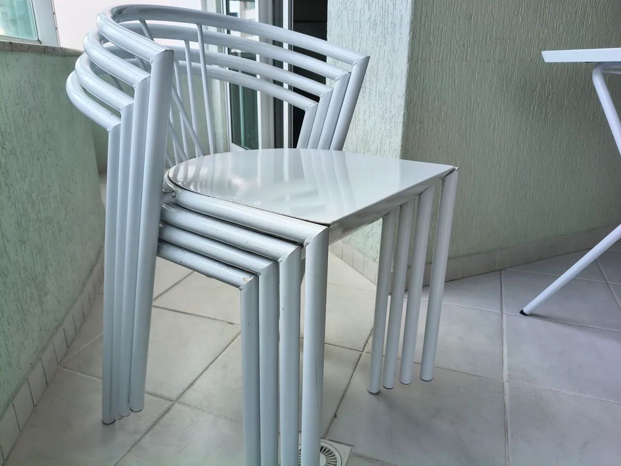 Jogo de mesa e 4 cadeiras - Foto 4