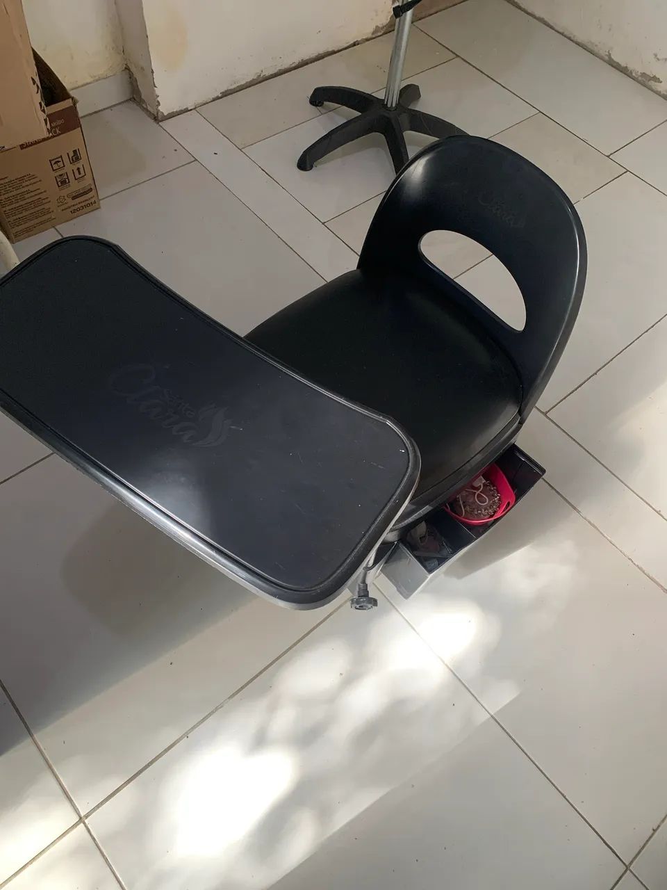 Cadeira para manicure com rodinha e gaveta embutida 