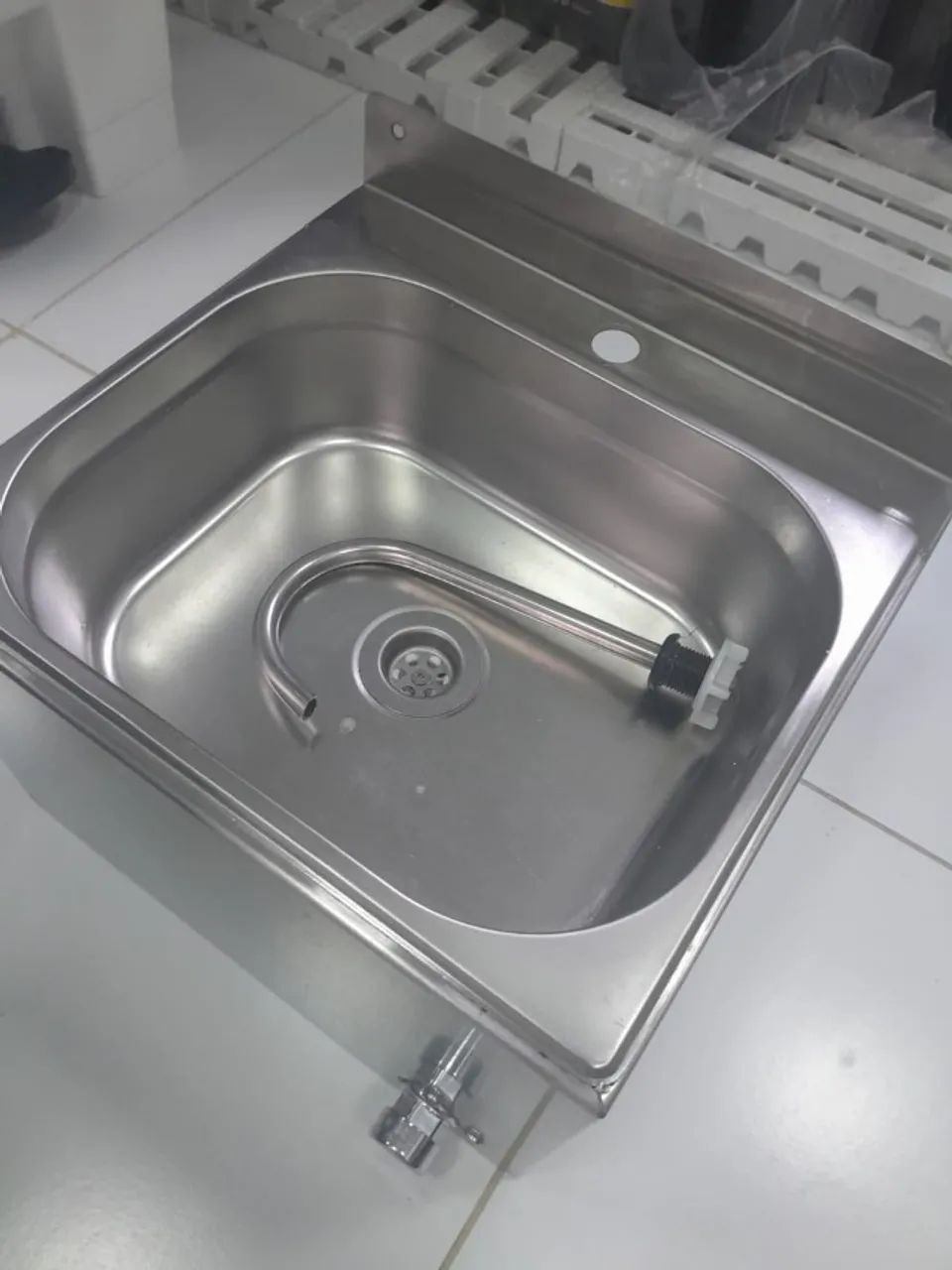 Lavatório para as mãos, cuba em inox com acionamento.
