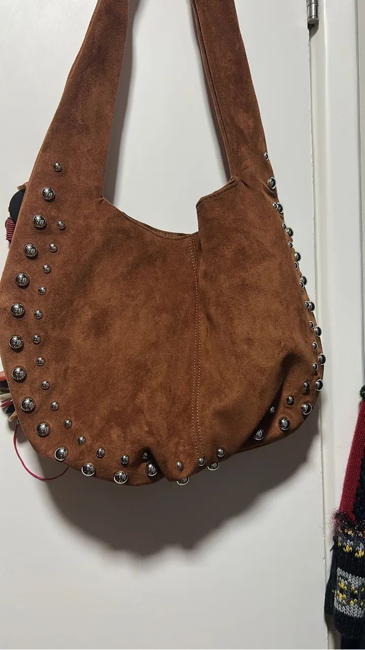 Bolsa em camurça com tarrachas na cor marrom 