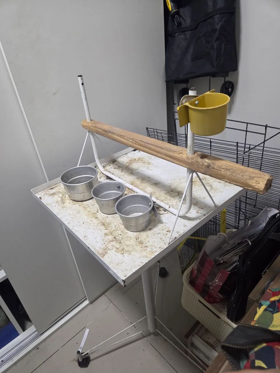 Poleiro para papagaio com comedouro
