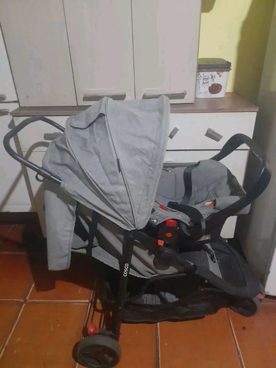 Carrinho de bebê com bebê conforto  - Foto 2