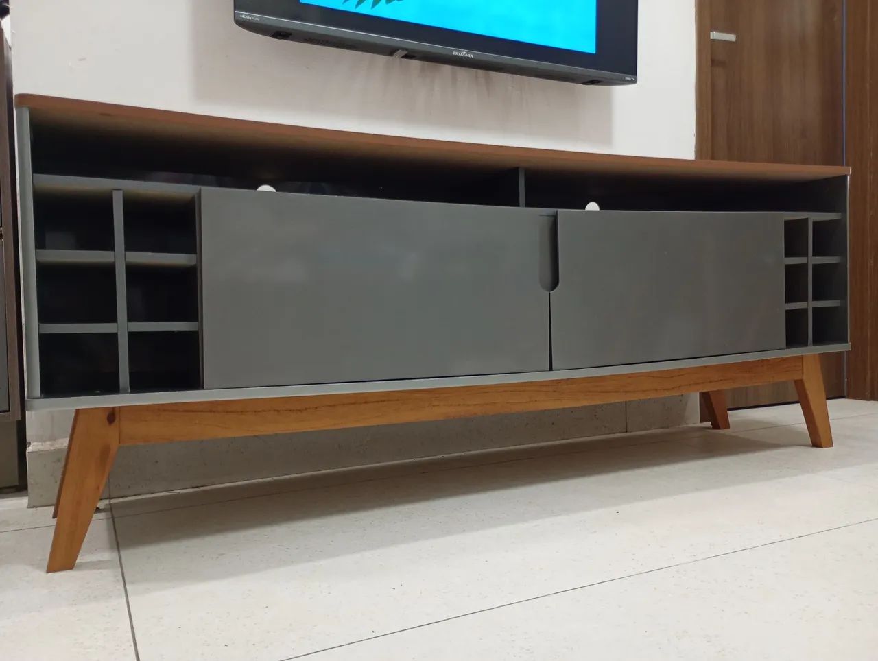 Rack Sala Para Tv Até 60 Polegadas Com Pés Em Madeira Cor Cinza - Foto 5