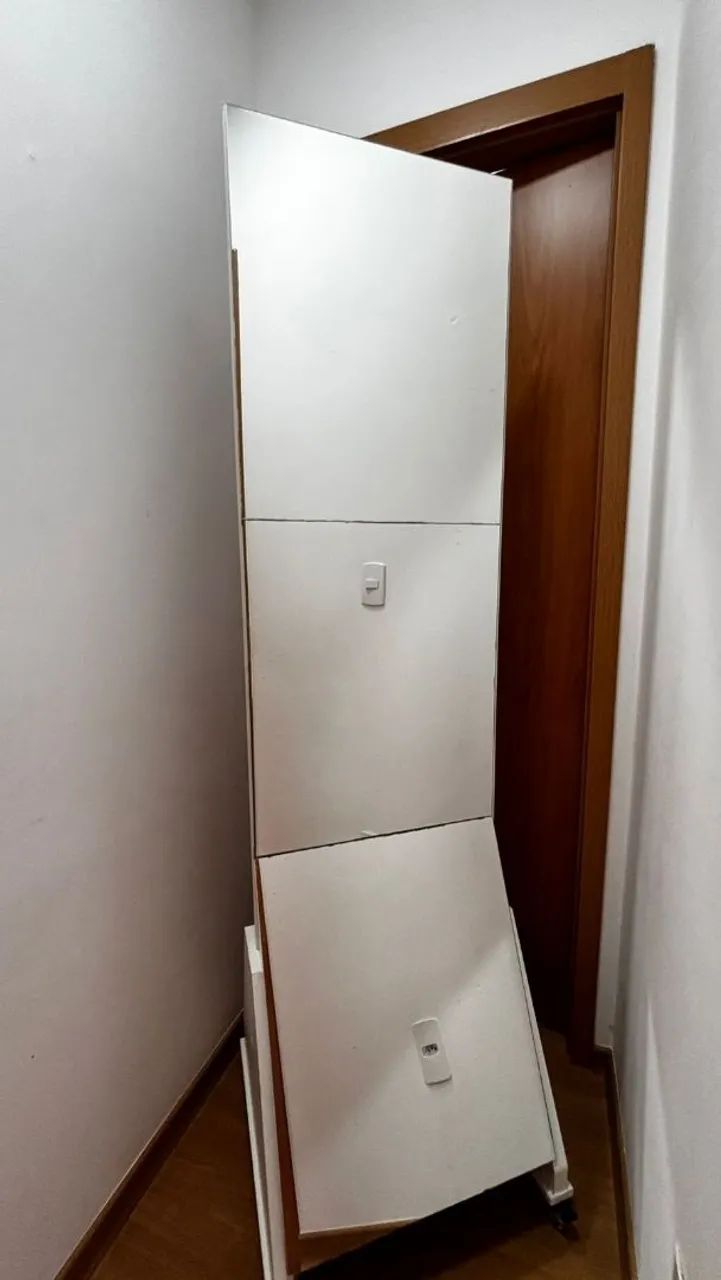 Espelho com suporte em MDF e rodinhas de silicone com travas - Foto 4