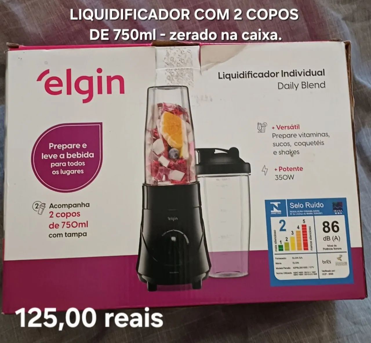 Liquidificador com 2 copos.