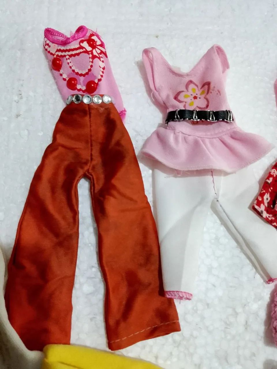 Lote de roupas para bonecas Barbie  - Foto 3