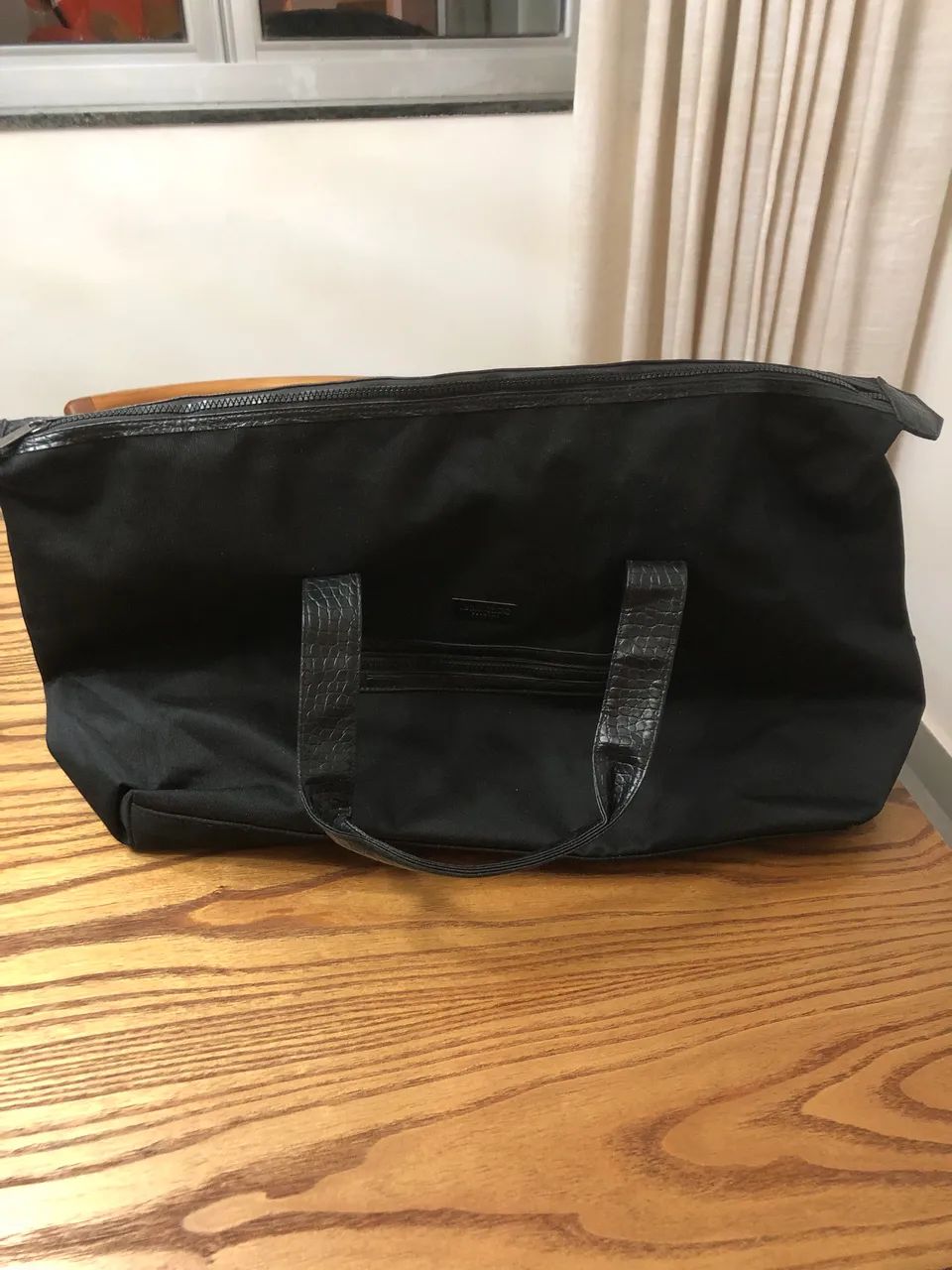 Bolsa pra viagem preta da marca JIMMY CHOO