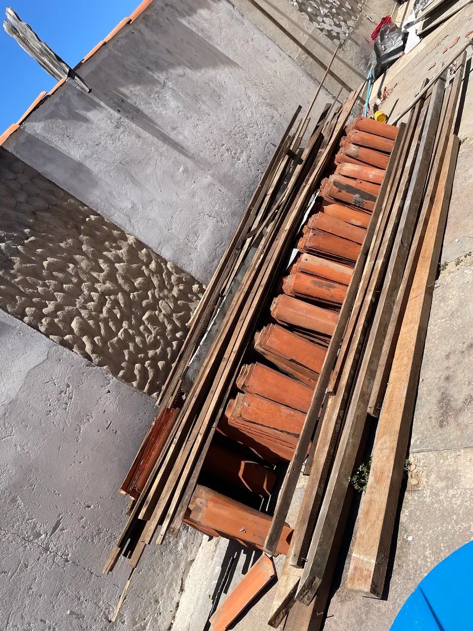 Telhas e  ripas 300,00 inegociável