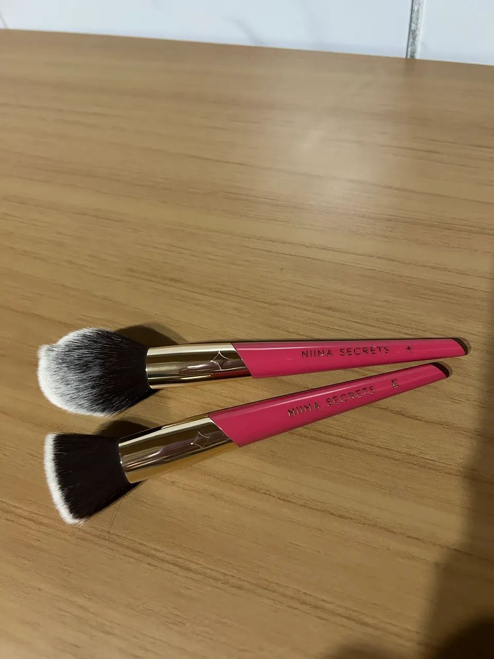 2 pincel Niina Secrets blush e base.