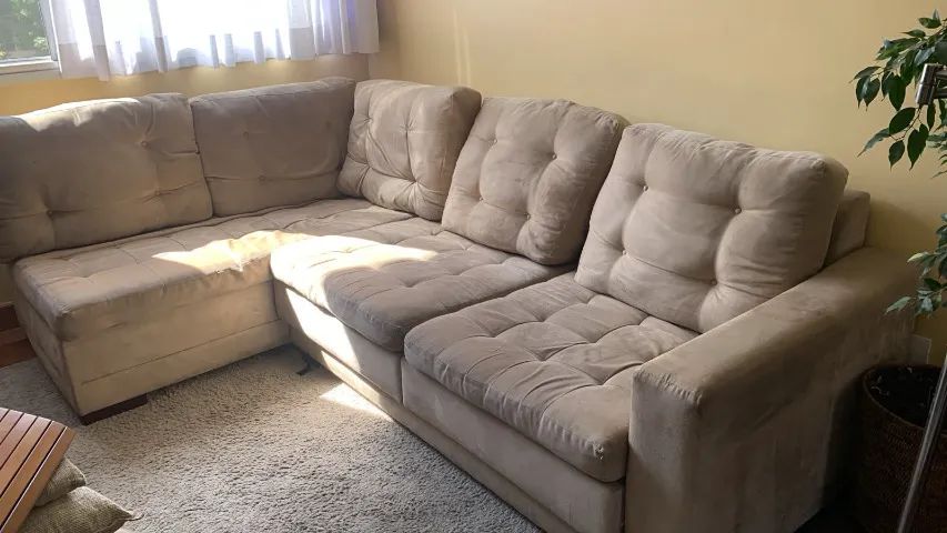 Sofá em "L", tecido, 4 lugares, com chaise fixa numa das laterais