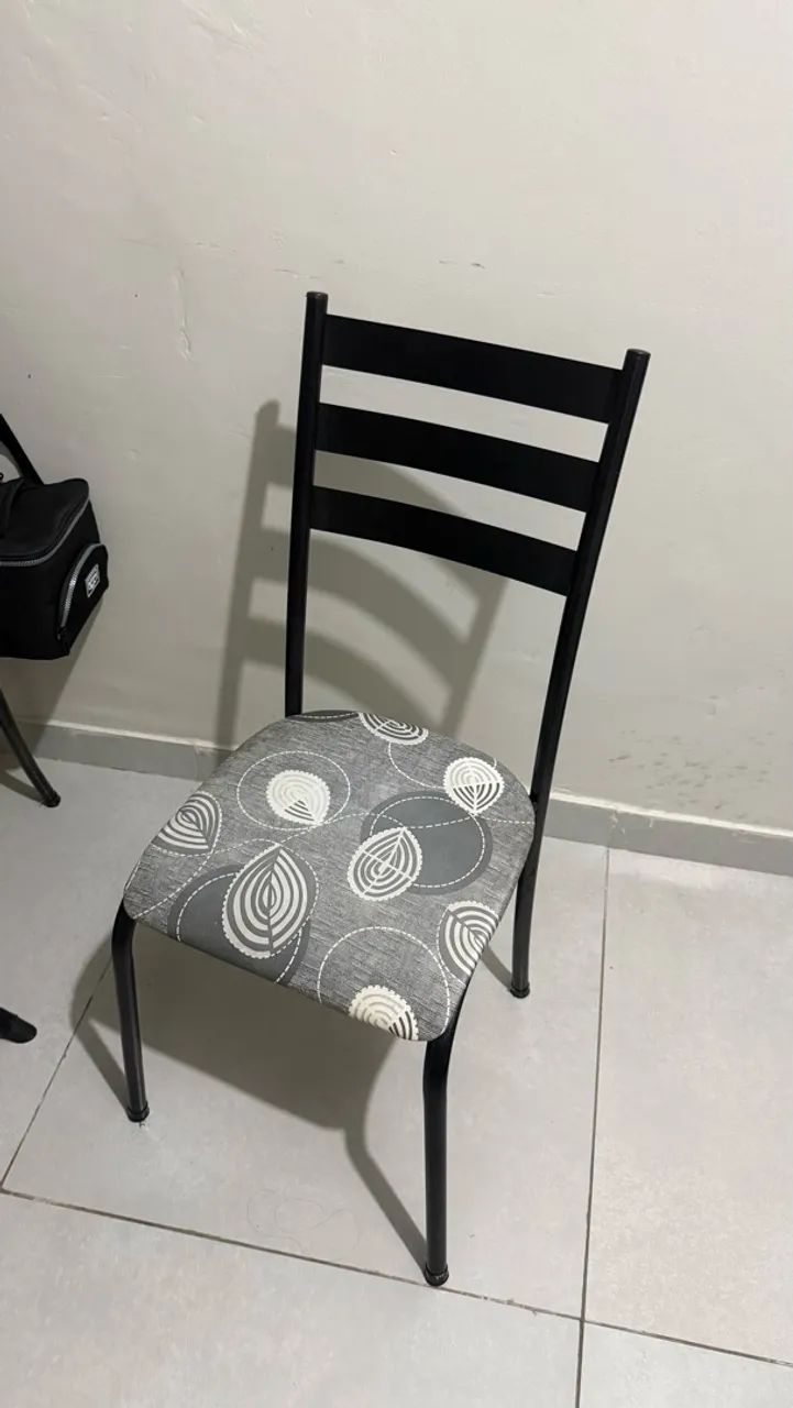 Mesa com tampo de pedra + 4 cadeiras - Foto 2