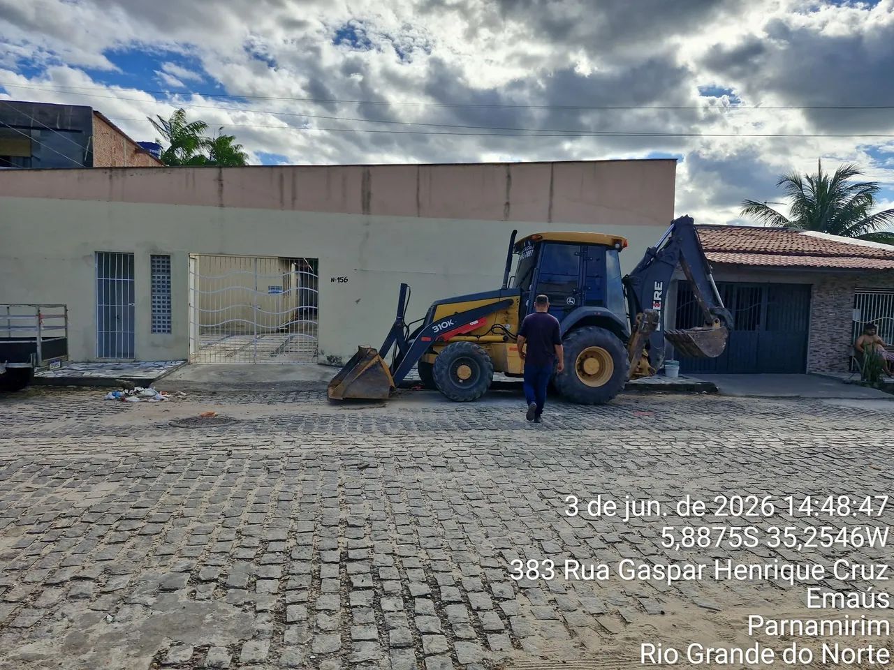 Retroescavadeira disponível para locação diária 