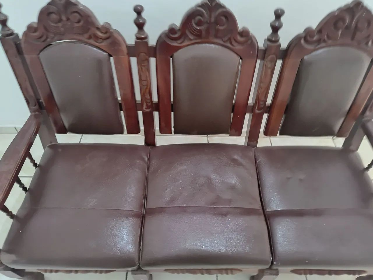 Vendo poltrona 4 lugares de madeira maciça 