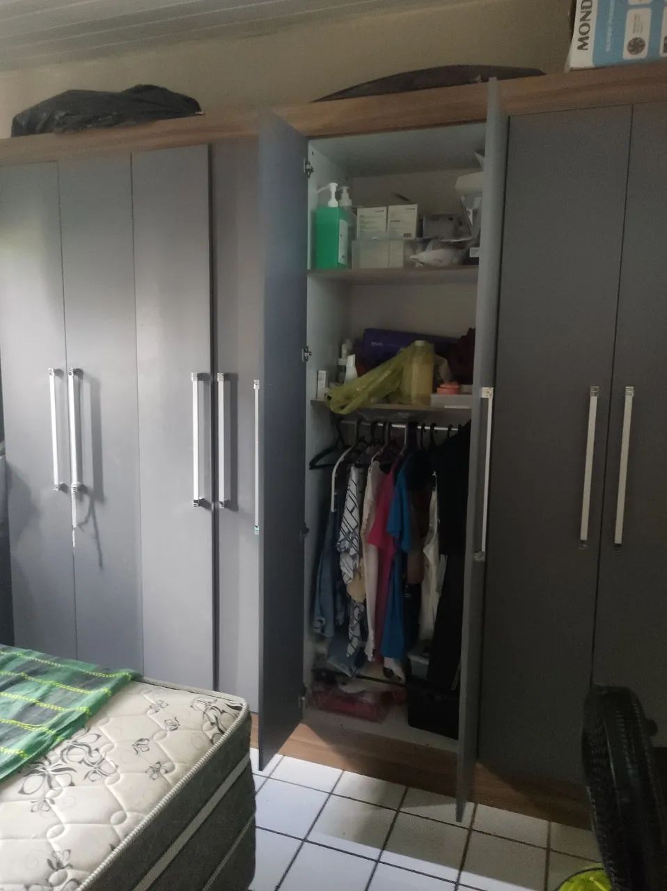 Lindo guarda roupa espaçoso - Foto 3