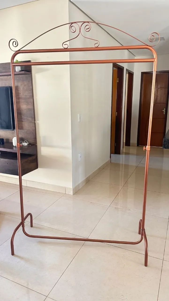 Arara de chão Vintage Retrô regulável <br>Cor: Rose Gold