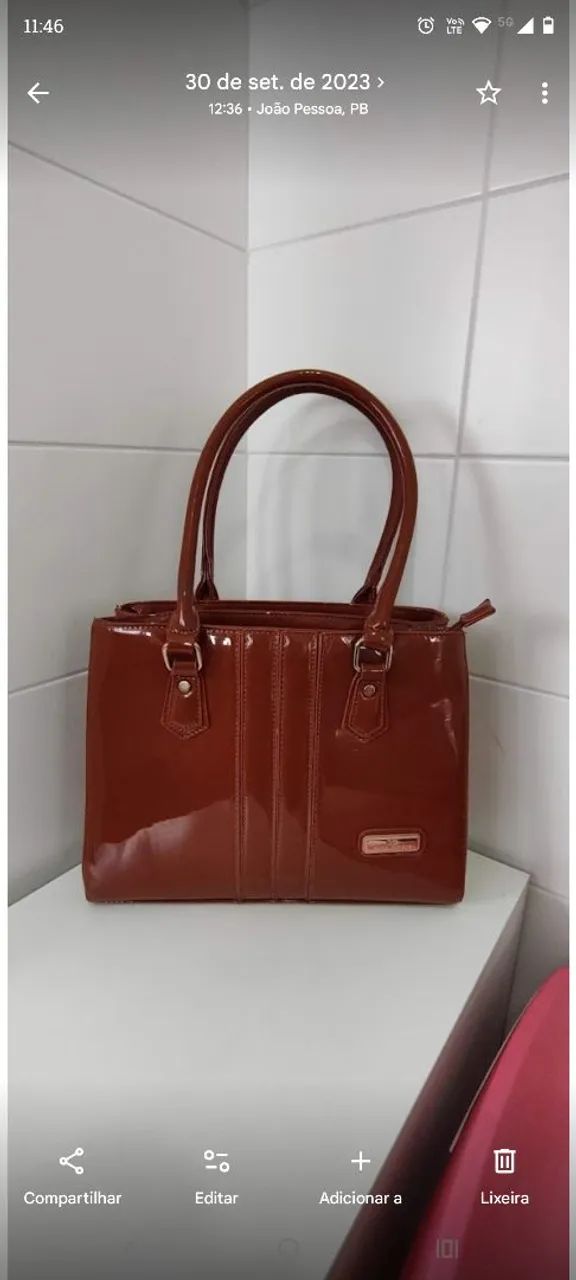 Bolsa envernizada de ombro 