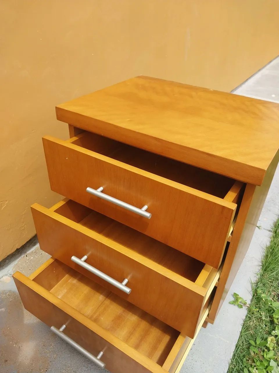 Mesa cabeceira com 3 gavetas