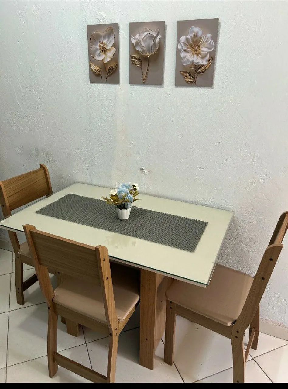 Mesa com Três cadeira 