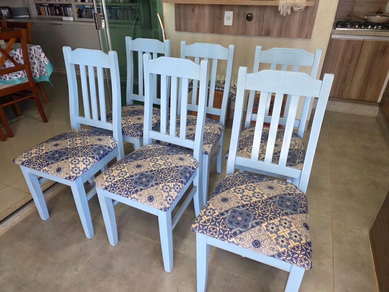 Vendo mesa e cadeiras