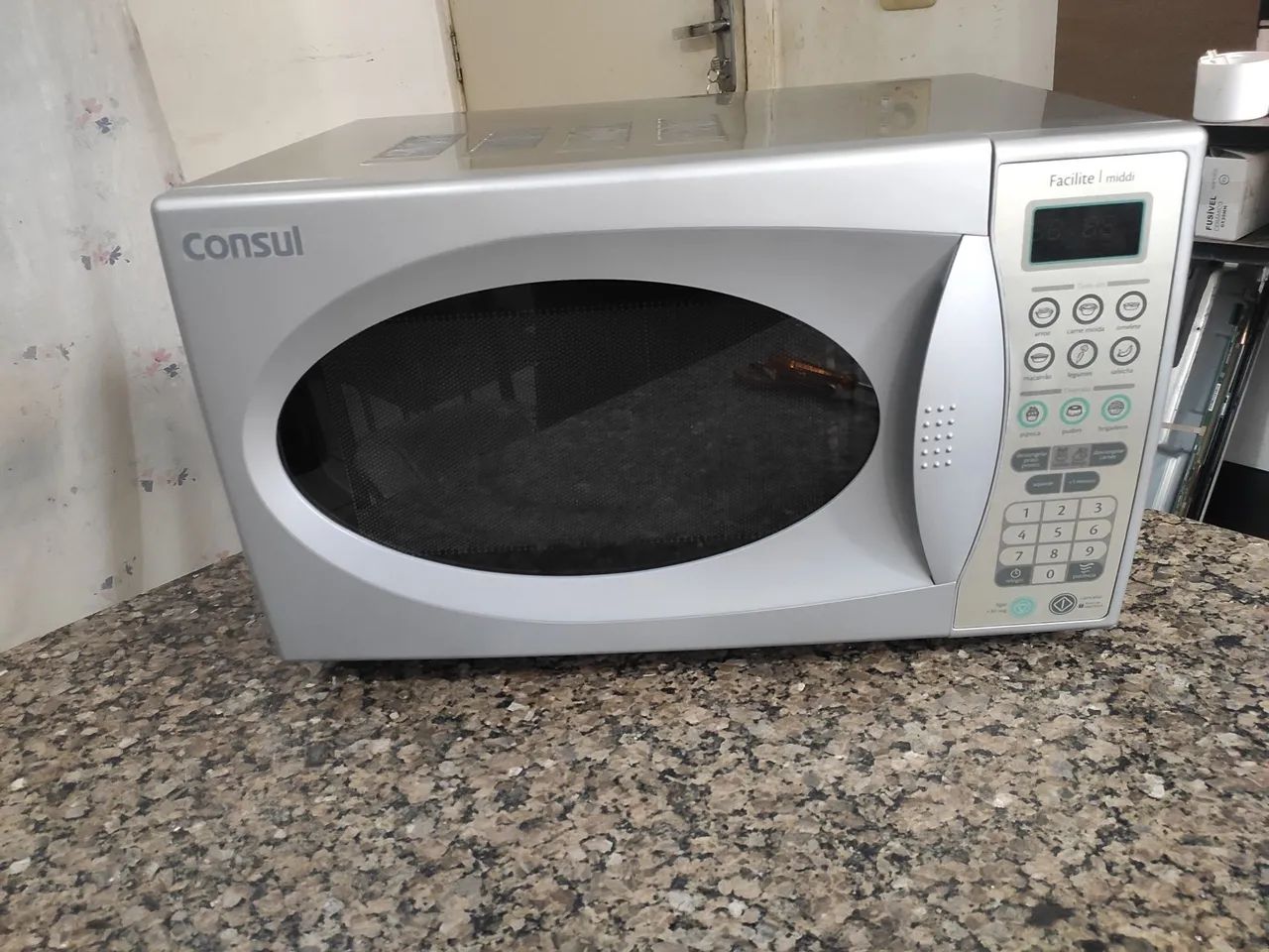 Microondas Consul 30 litros, com garantia de 3 meses.