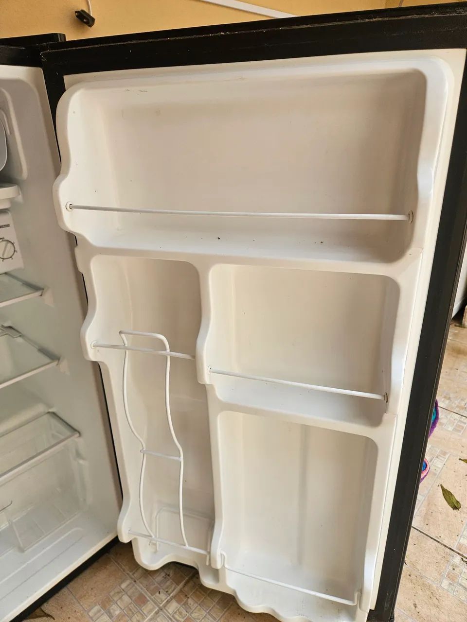 Frigobar Midea 93L Preto 127v - Foto 3